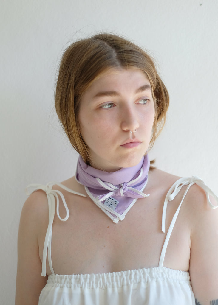 Girl with a lilac scarf, how to dress a purple scarf